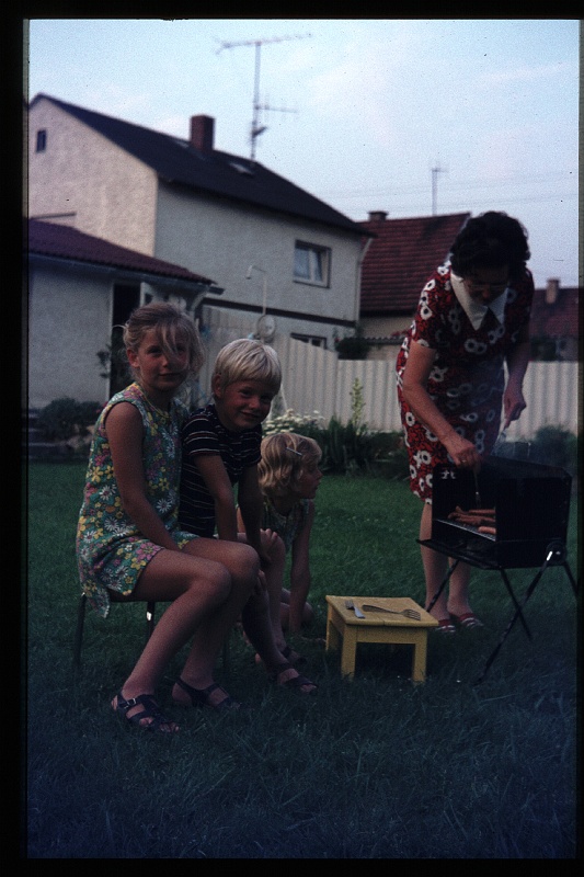 12.Regensburg jul 1971 Ilse,Brigitte,Marion,Peter.JPG